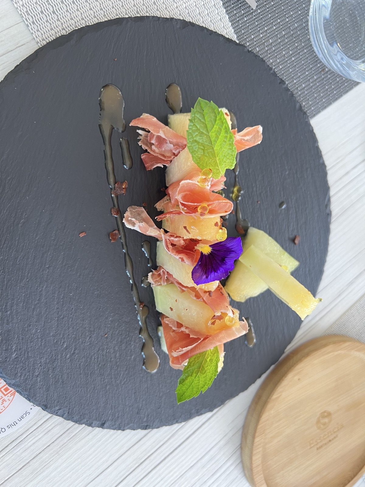 Tapa de jamon y melon en Essencia Restaurant