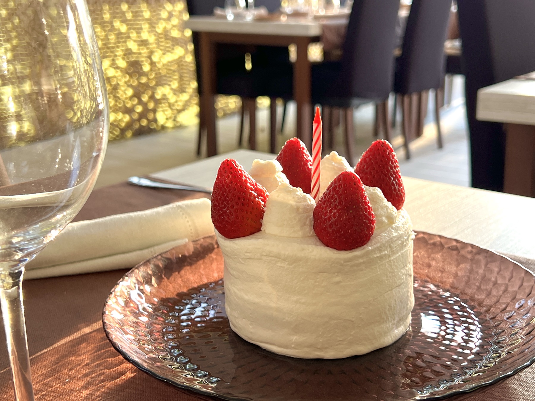Tarta de nata y fresas preparada en Essencia