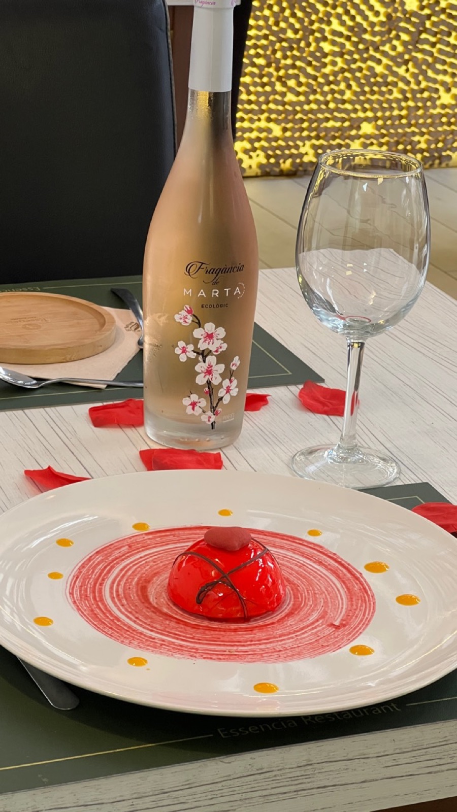 Postre rojo con vino rosado