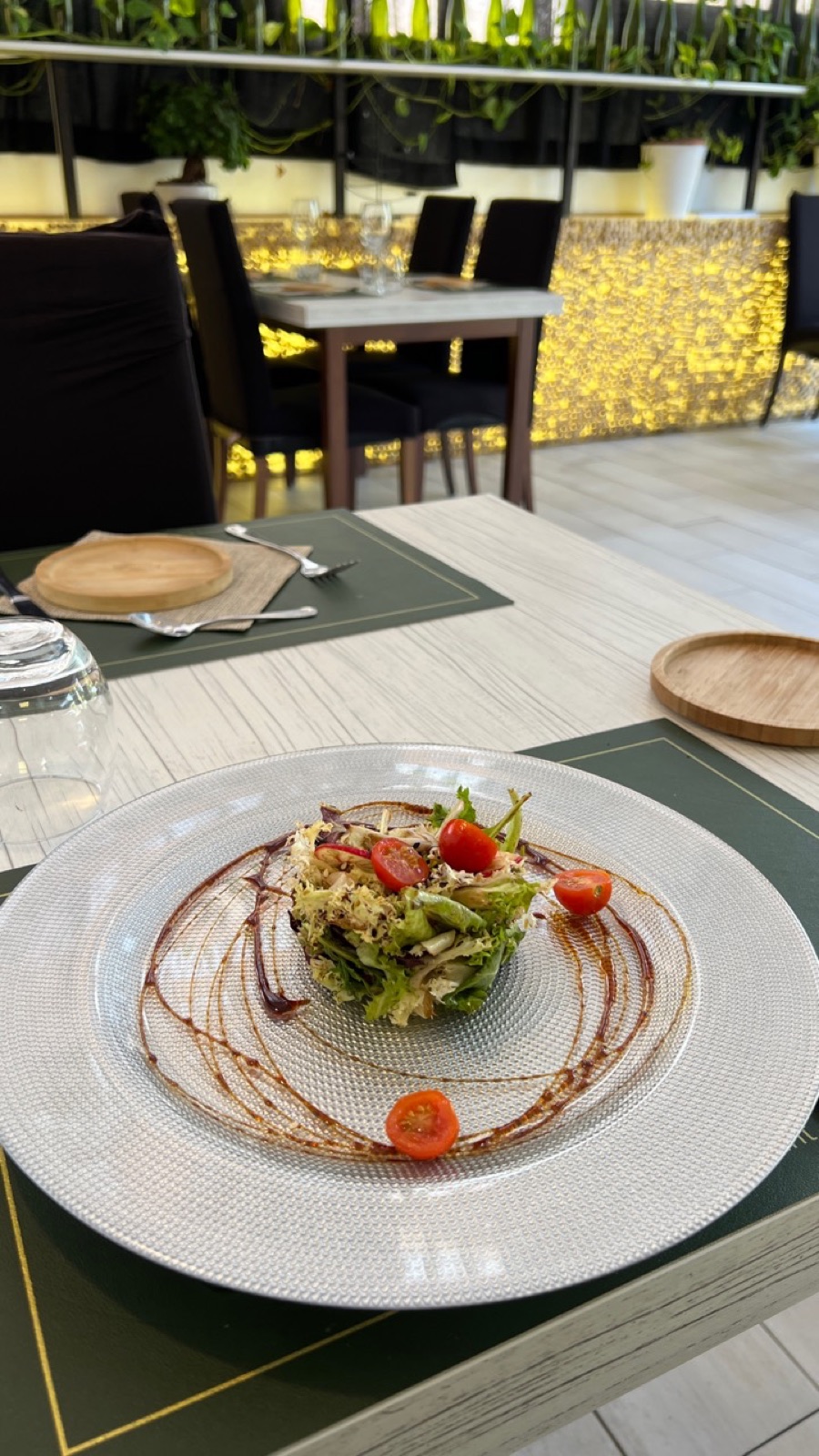 Ensalada fresca servida en Essencia
