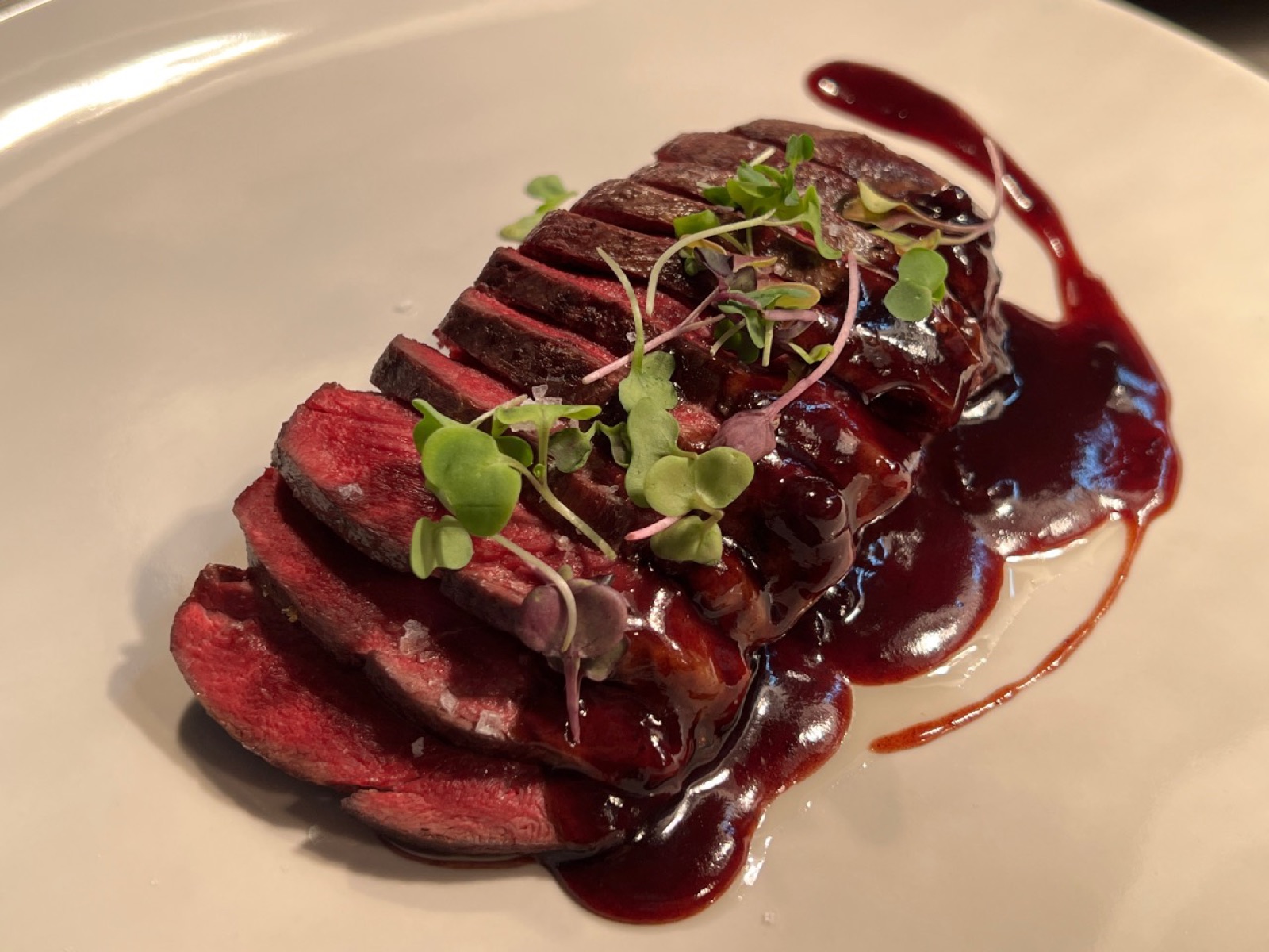 Carne laminada con salsa