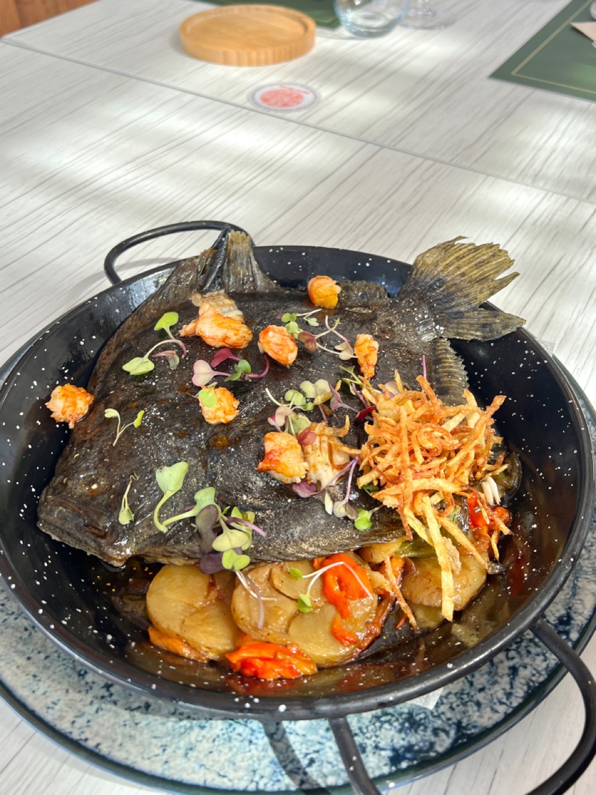 Pescado entero servido en Essencia Restaurant