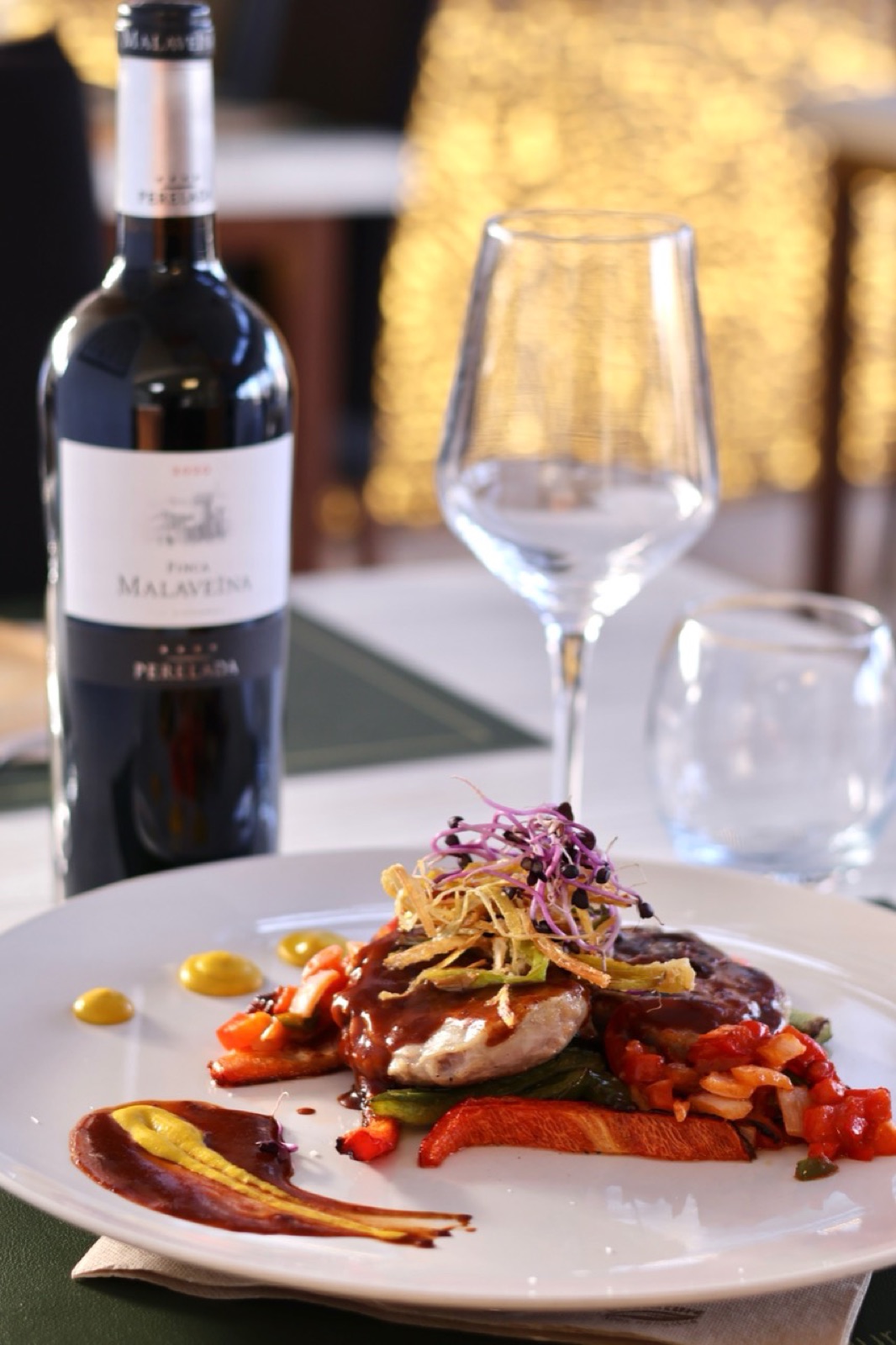 Plato mediterraneo con vino en Essencia Restaurant