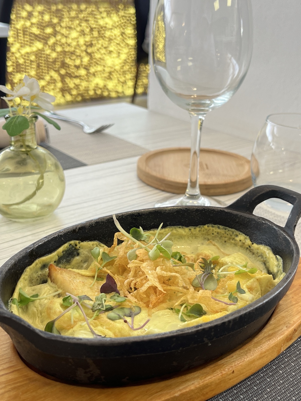 Plato cremoso servido en cazuela en Essencia