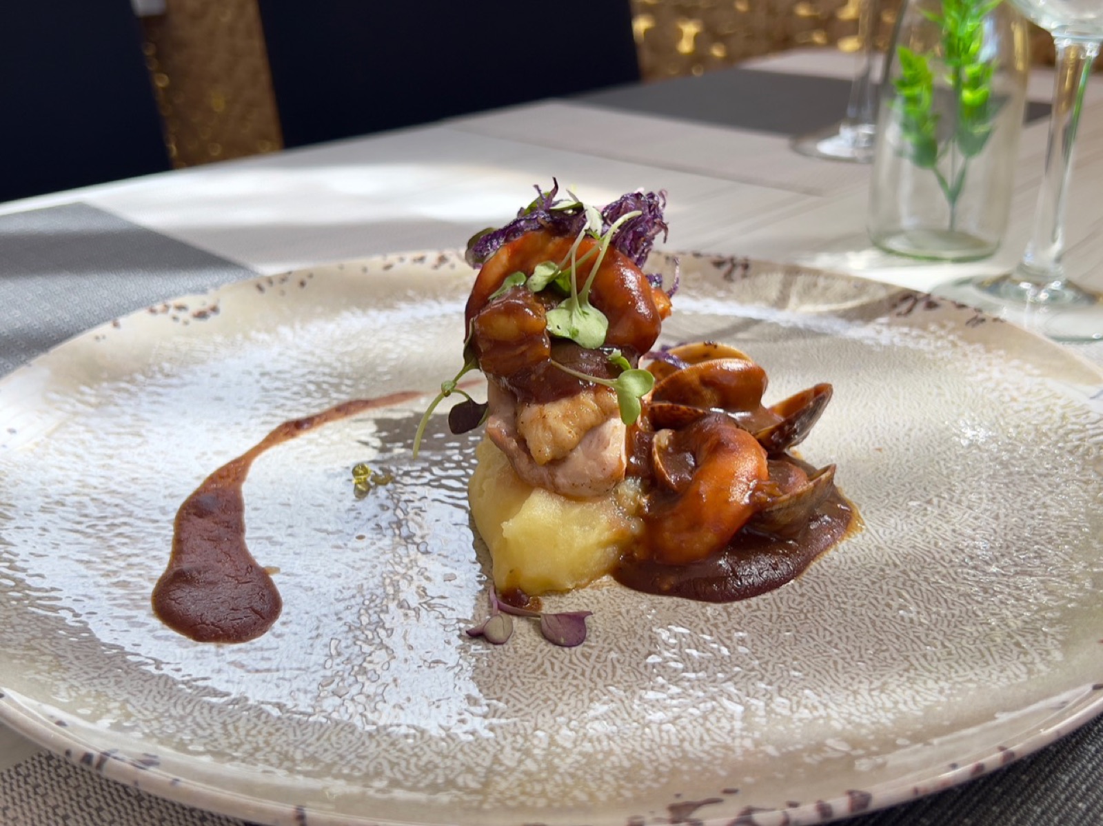 Gambas con salsa y pure
