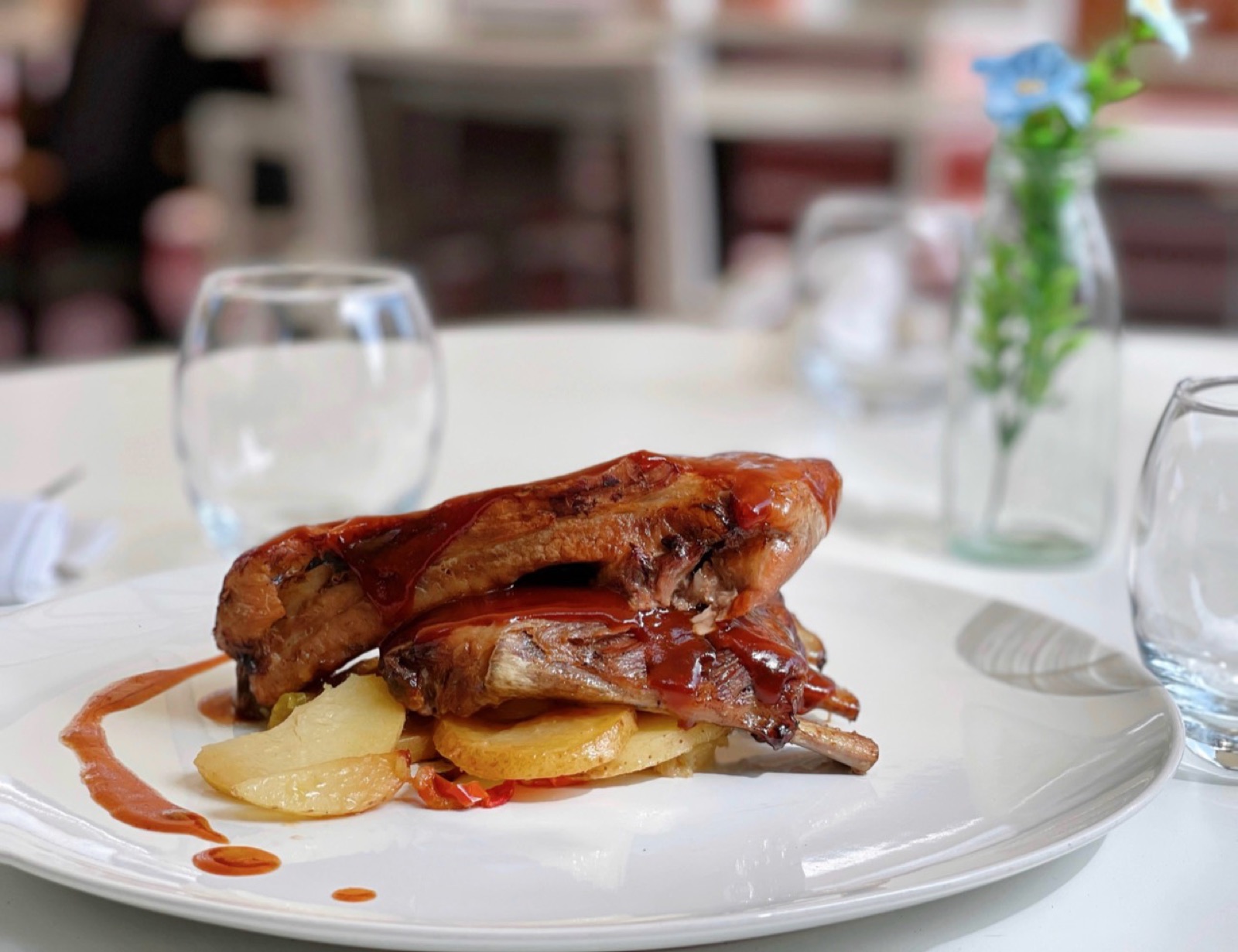 Costillas con patatas y salsa