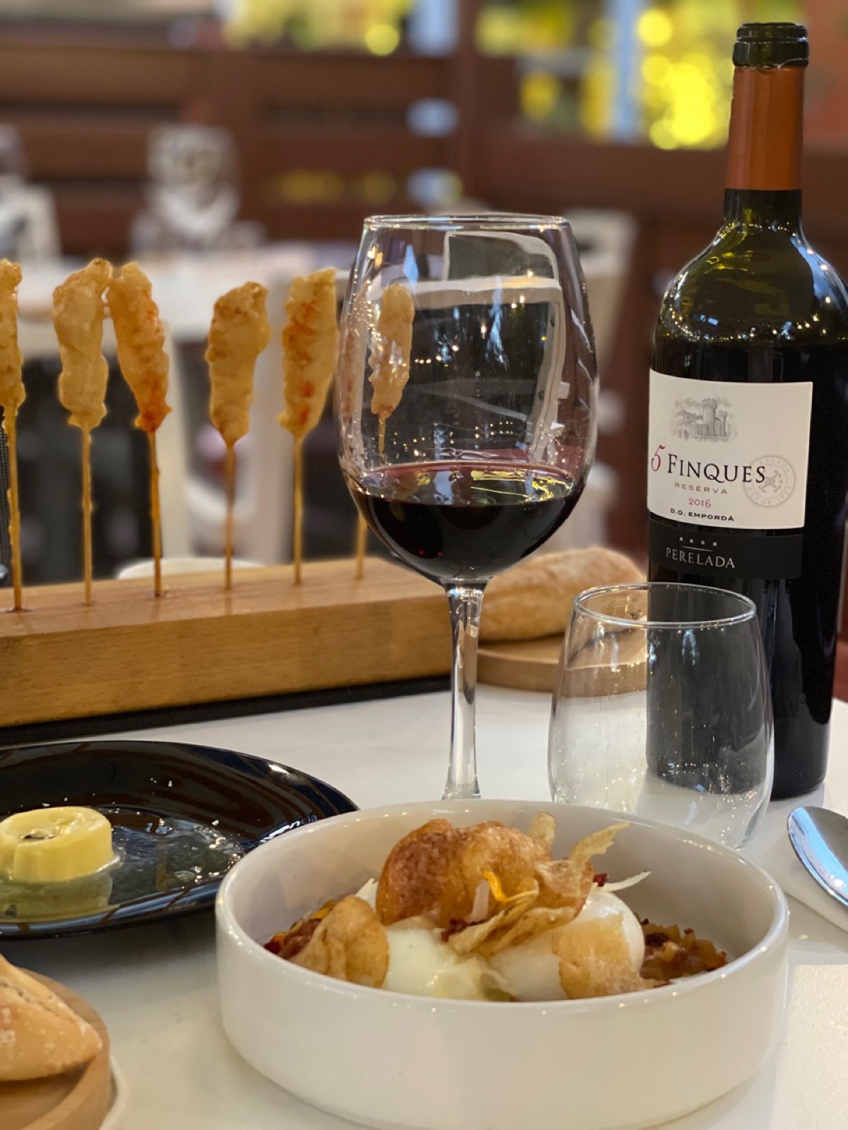 Tapas calientes con vino en Essencia Restaurant