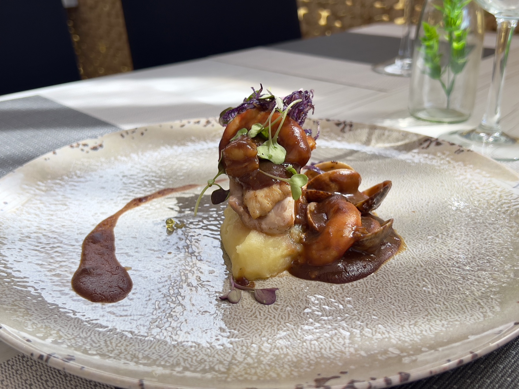 Plato de gambas con salsa y pure