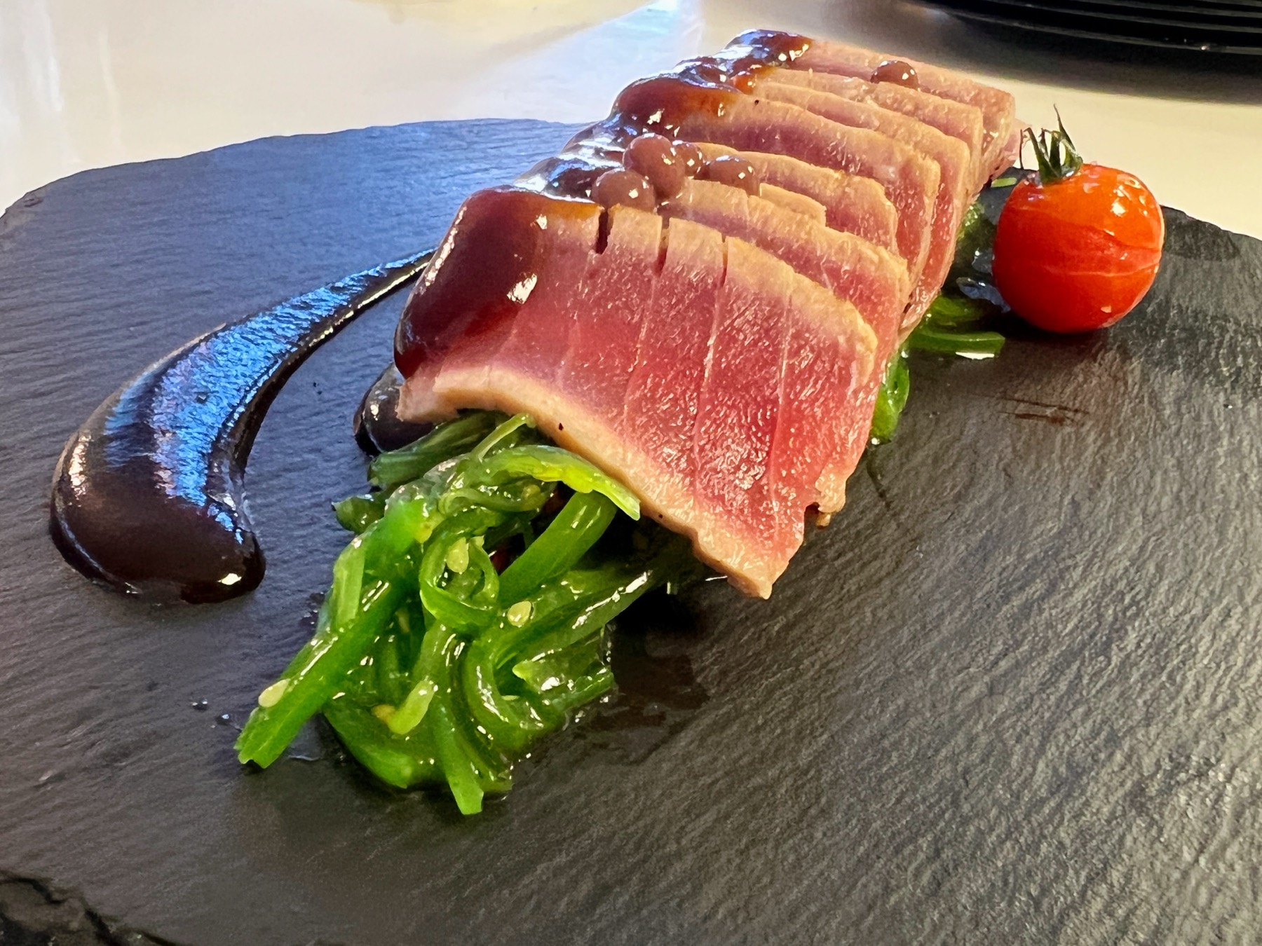 Tataki de atun con wakame