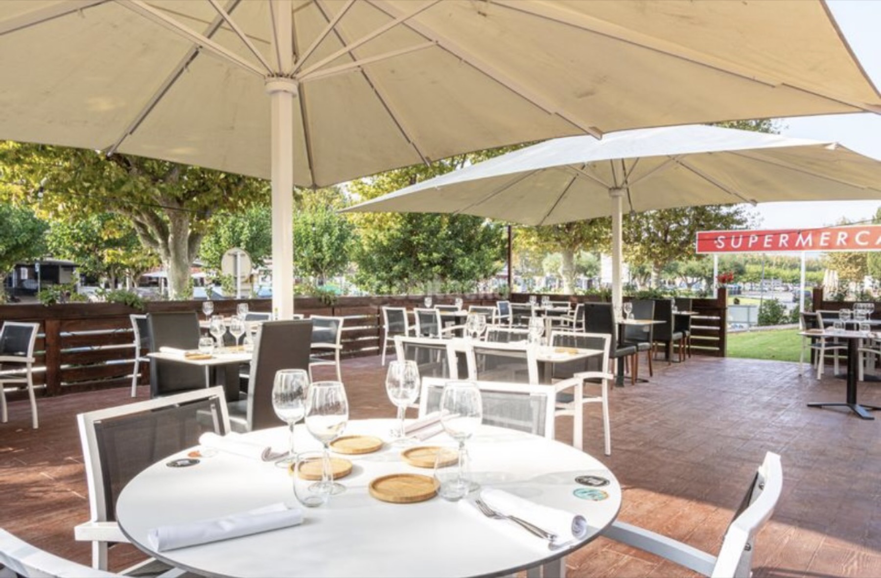 Terraza de Essencia Restaurant preparada para el servicio
